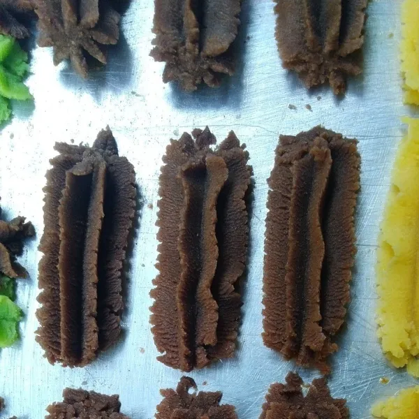 Cetak sesuai selera. Panggang dalam oven yang sudah di preheat(dipanaskan sebelumnya), oven hingga matang pake api sedang.