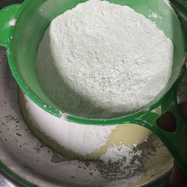 Setelah dirasa gulanya sudah larut masukkan tepung beras dan tapioka. Aduk sampai rata.