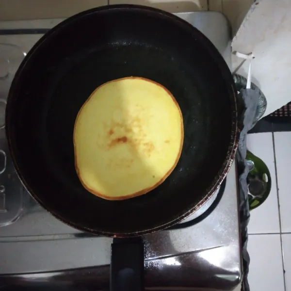 Masak pancake dengan api kecil dan jangan lupa dibalik agar pancake matang sempurna hingga berwarna kecoklatan dan sajikan.