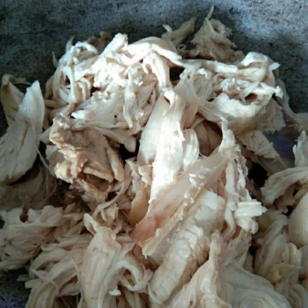 Rebus daging ayam, angkat dan suwir-suwir lalu sisihkan.