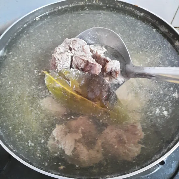 Rebus air, daging sapi dan daun salam dengan api kecil hingga daging empuk dan kuah berkaldu. Pastikan merebus daging hingga benar-benar berkaldu karena ini kunci gurih alami dari soto ini.