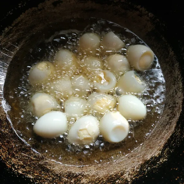 Goreng telur puyuh rebus, sisihkan.