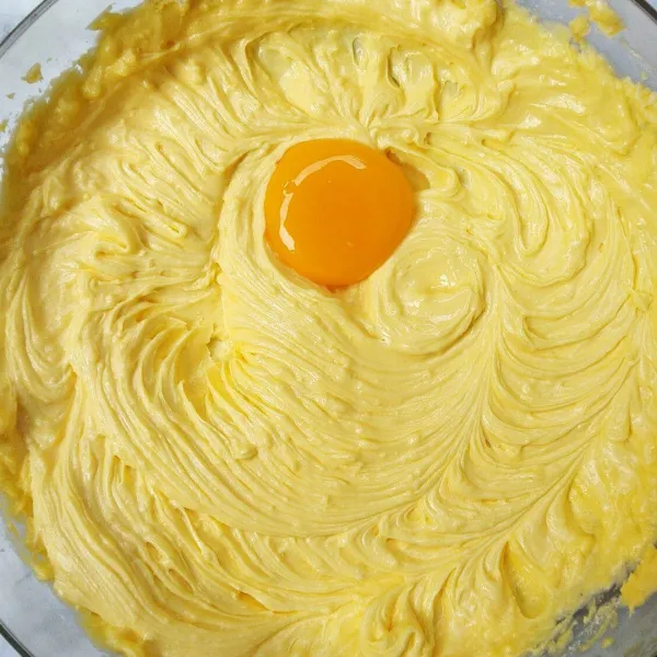 Masukkan kuning telur. Mixer asal rata.
