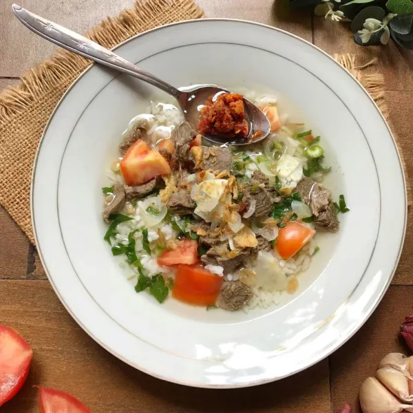 Penyelesaian : tata potongan daging, tomat, irisan seledri dan daun bawang dalam piring/ mangkuk. Siram kuah soto. Nikmat disantap hangat bersama nasi putih dan sambel.