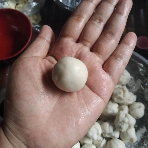 Bulatkan kembali adonan hingga rapat, lakukan hingga adonan habis.