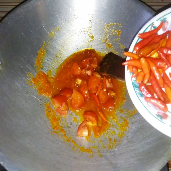 Panaskan secukupnya minyak, tumis bumbu halus hingga harum. Masukkan tomat dan cabai rawit. aduk hingga rata.