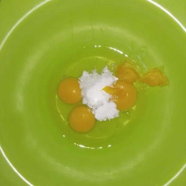 Pecahkan telur ayam kemudian tambahkan baking powder dan tbm/ emulsifier.