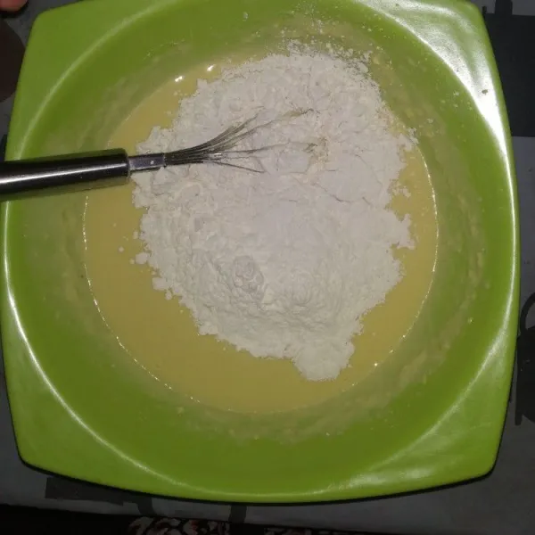 Masukkan tepung terigu yang sudah diayak, aduk rata sampai mengental dan sisihkan.