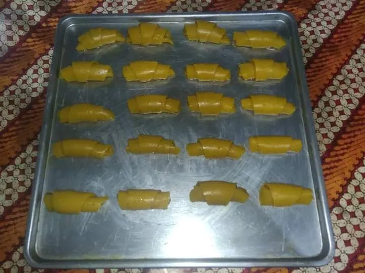 Taruh dalam loyang panggang yang sudah diolesi margarin. Panggang hingga matang