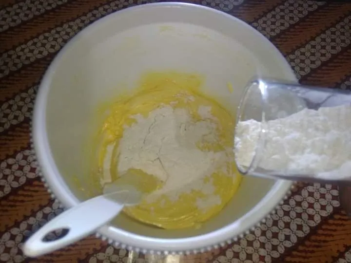 Masukkan tepung terigu sedikit demi sedikit sambil di aduk rata dengan spatula dan uleni hingga kalis.