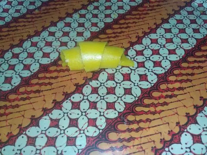 Gulung hingga berbentuk croissant, lakukan berulang hingga adonan habis.
