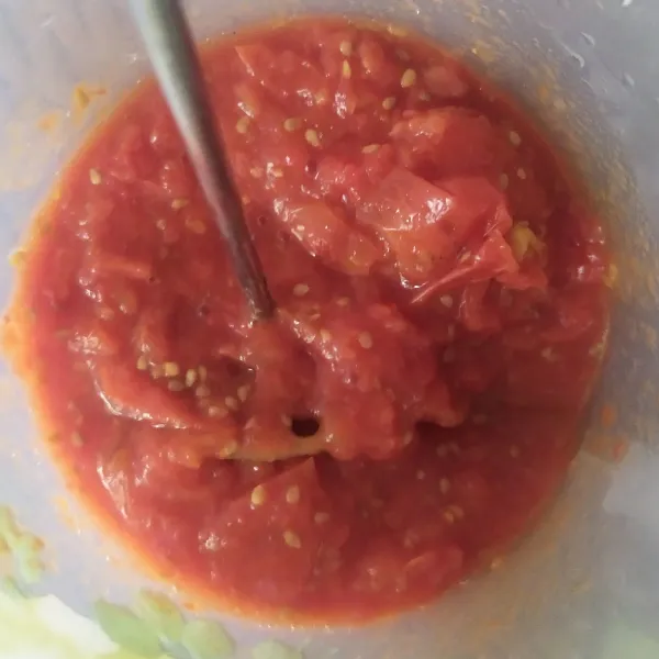 Buang tampuk tomat, kukus sampai matang dan haluskan selagi panas