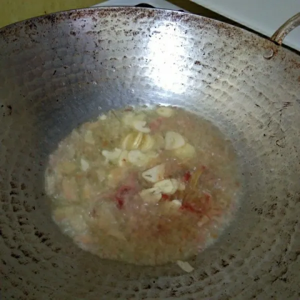 goreng bawang putih dan kecombrang hingga matang kecokelatan, tiriskan.
