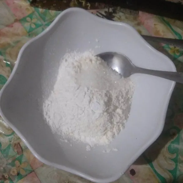 Campurkan tepung terigu, tepung beras, gula pasir, garam dan vanili bubuk. Aduk rata.