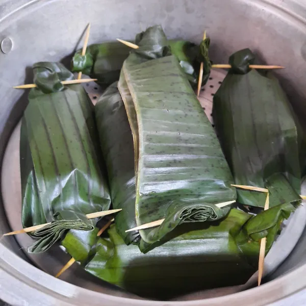 Panaskan kukusan. Kukus ikan selama 30 menit atau hingga ikan matang.