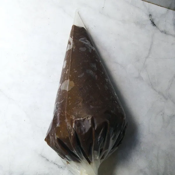 Masukkan ke piping bag, beri spuit.