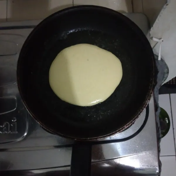 Panaskan teflon anti lengket dan olesi dengan margarin secukupnya lalu tuang adonan pancake.