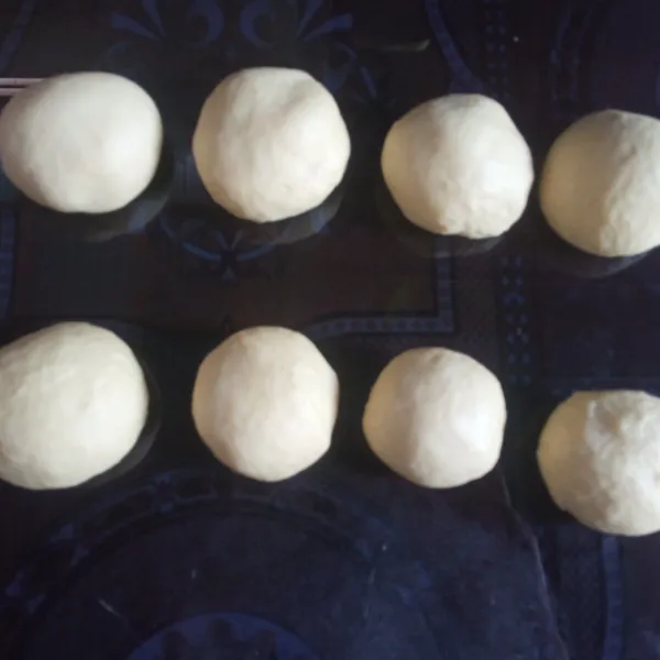 Bagi adonan dough menjadi 8 bagian, lalu bulatkan