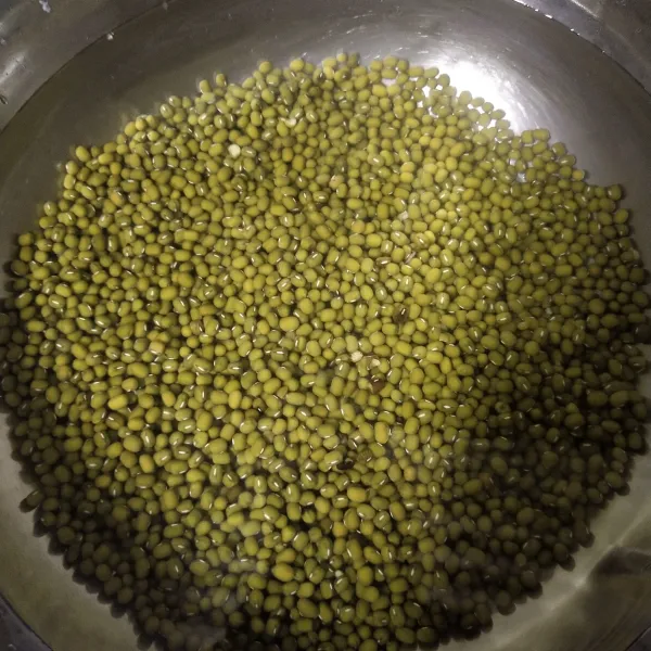 Rendam kacang hijau selama tiga jam.