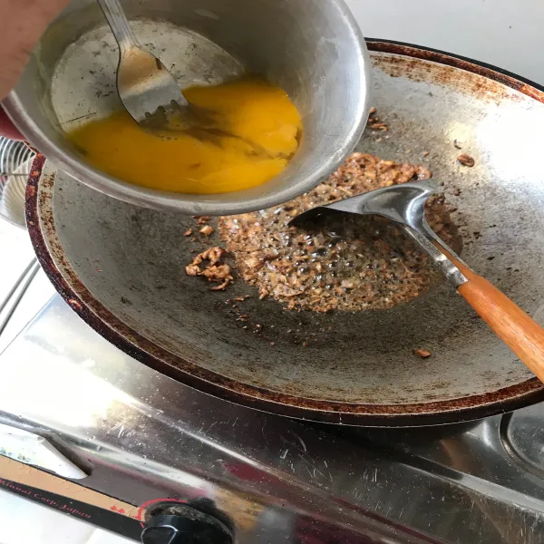 Panaskan minyak dalam wajan, tumis bumbu halus dan bumbu iris hingga wangi, lalu masukkan kocokan telur, orak-arik.