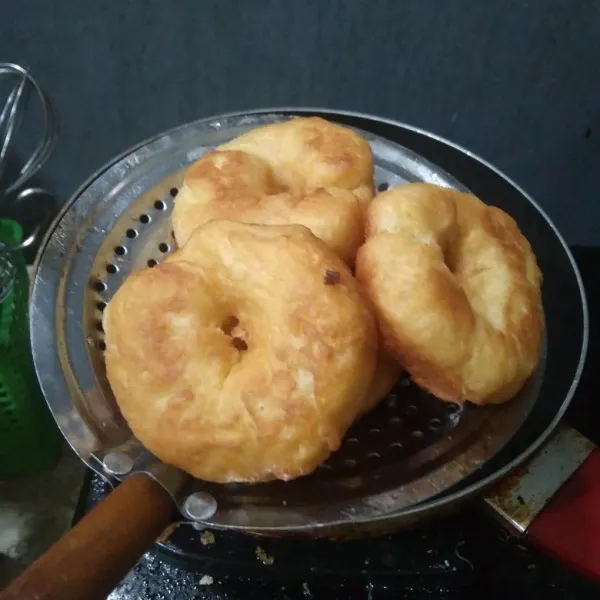 Goreng dalam minyak panas hingga kuning keemasan dengan sekali balik. Angkat dan tiriskan.