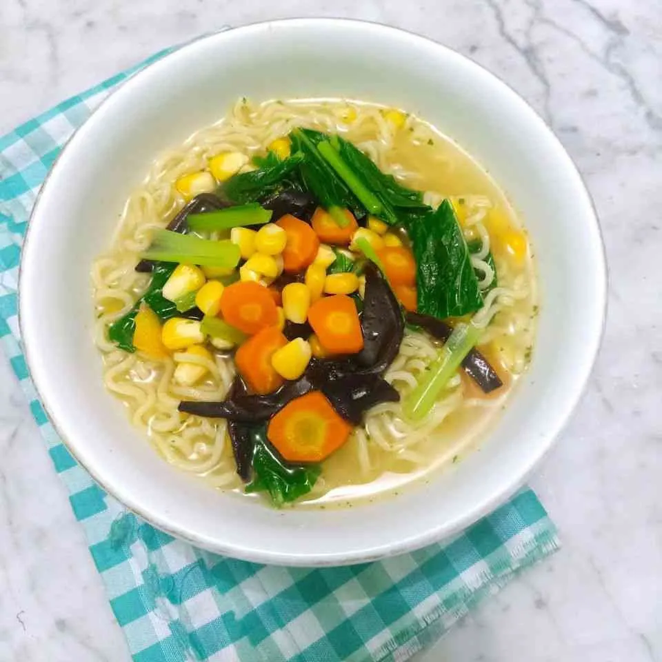 Mie nyemek dengan berbagai variasi