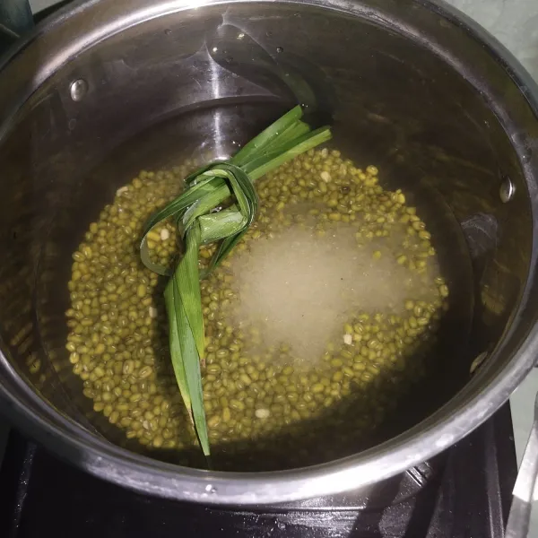 Masak kacang hijau dan masukkan gula pasir. Masak hingga matang.