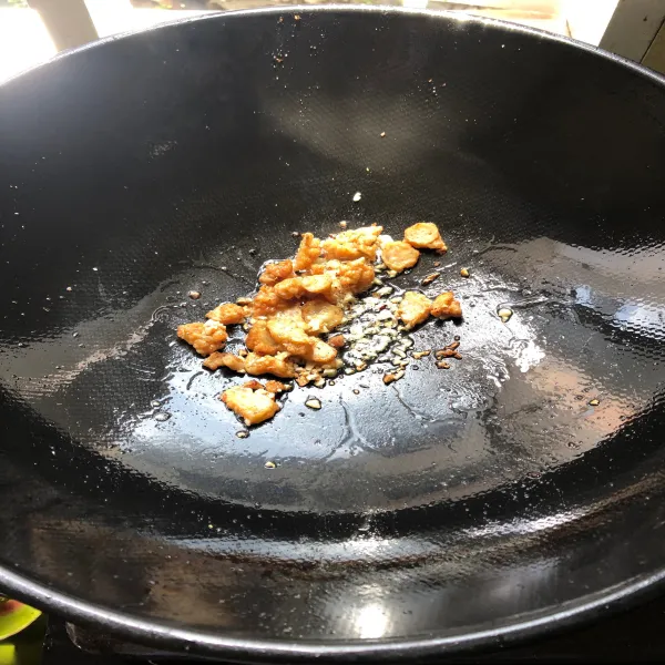 Masukkan minyak goreng secukupnya, bawang putih dan bakso udang lalu tumis hingga harum.