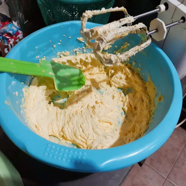 Campur margarin & gula. Mixer kecepatan tinggi hingga pucat atau selama 2 menit.
