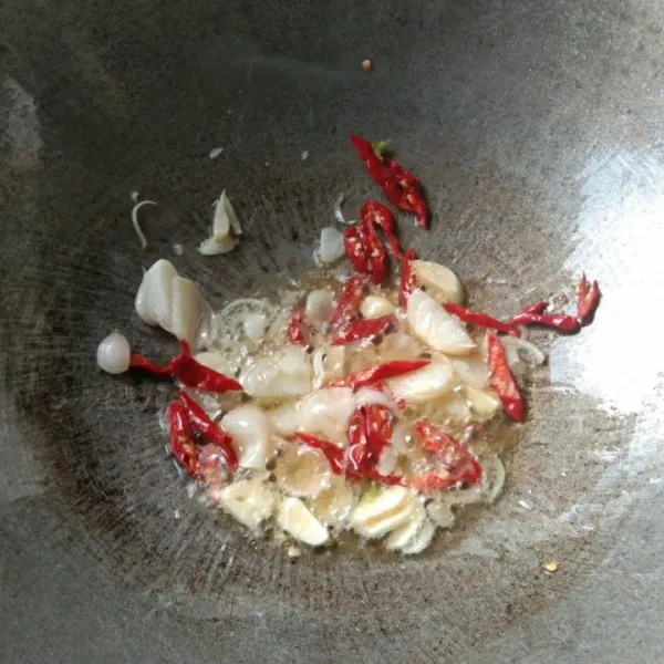 Tumis irisan bawang putih, bawang merah dan cabe merah keriting hingga harum