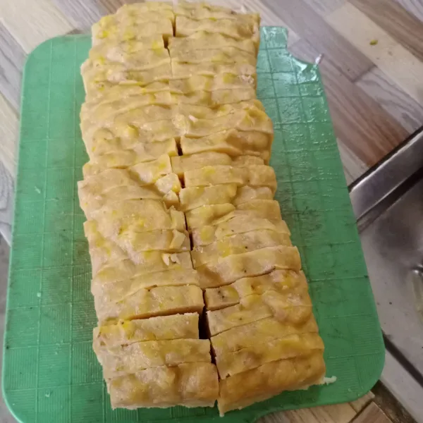 Setelah matang, keluarkan dari loyang. kemudian dinginkan lalu potong-potong.
