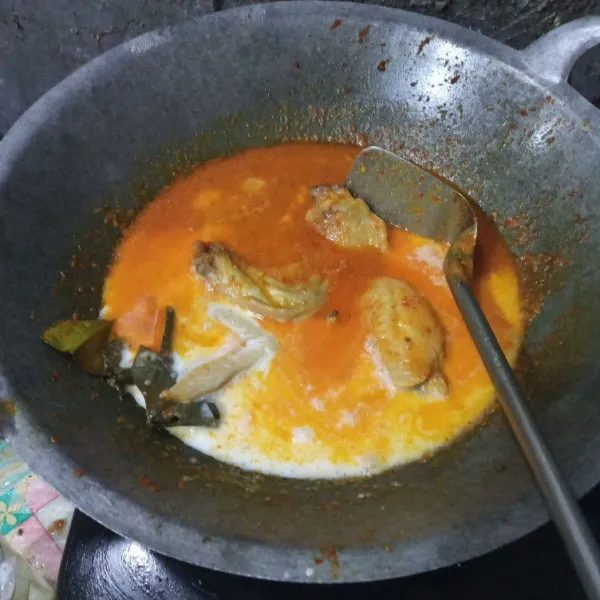 Tuang santan, aduk-aduk hingga santan mendidih.