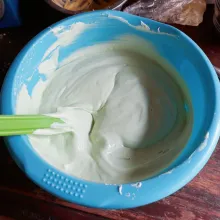 Masukkan santan dan margarin, aduk rata dengan spatula.