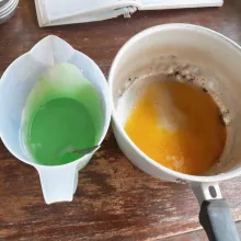 Lelehkan margarin, sisihkan. Blender halus daun suji, pandan dan air, saring. Ambil 35 ml air suji campur dengan santan. Aduk rata.