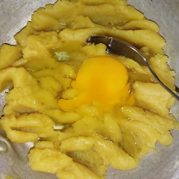 Setelah adonan dingin, masukkan 1 butir telur, lalu aduk dengan menggunakan sendok hingga adonan tercampur rata.