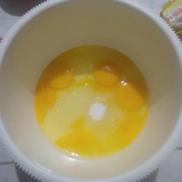 Campur dalam mangkok, telur, garam, gula pasir, vanili dan sp/ emulsifier.