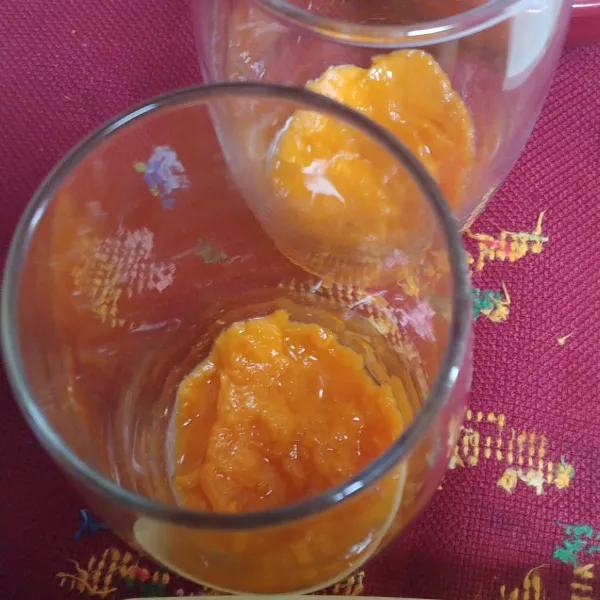 masukan potongan buah mangga di dasar gelas,lumatkan menggunakan sendok.