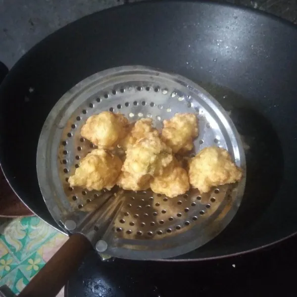 Panaskan minyak, ambil 1 sdt adonan. goreng dalam minyak hingga kuning keemasan. Angkat dan tiriskan.