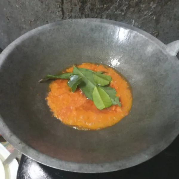 Panaskan minyak, tumis bumbu halus, daun jeruk, sereh, lengkuas dan daun salam hingga harum.