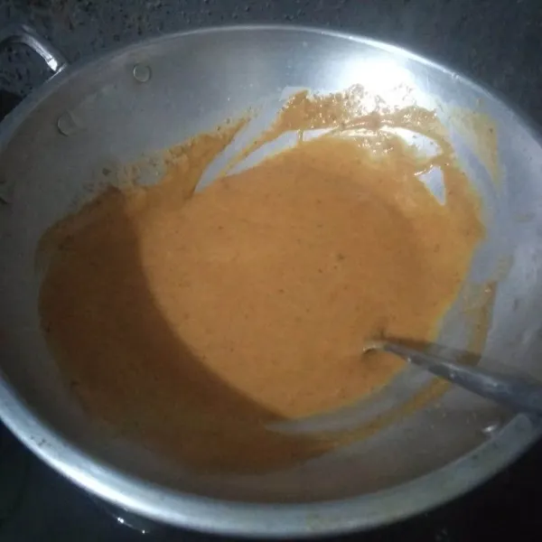 Masukkan bumbu kacang kedalam wajan, tuang air. Beri garam dan gula merah sisir. Masak hingga bumbu mengental. Matikan api.