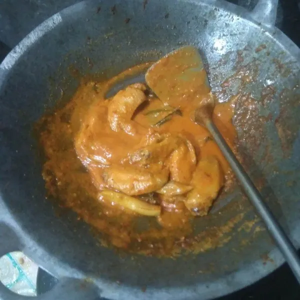 Masak dengan api kecil hingga ayam benar-benar empuk dan kuah hampir asat. Tes rasa.