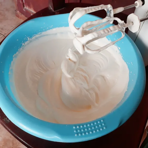 Mixer telur, gula dan SP dengan kecepatan tinggi hingga kental berjejak.
