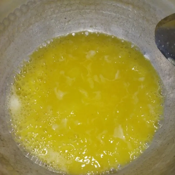 Siapkan panci kecil, masak margarin dan air hingga margarin meleleh dan air benar-benar mendidih.