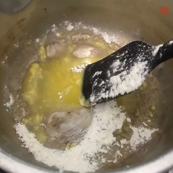 Cairkan butter hingga meleleh, matikan api kompor lalu masukkan tepung, aduk rata.