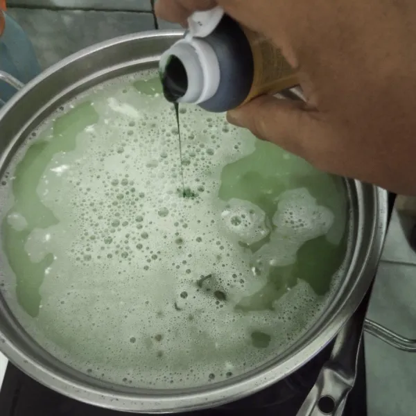 Setelah matang, masukkan perwarna makanan rasa pandan secukupnya, kemudian aduk sampai rata.