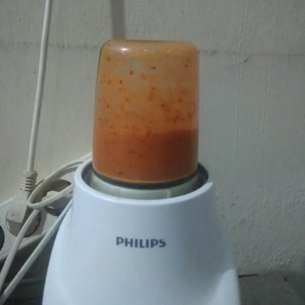 Blender semua bahan bumbu halus.