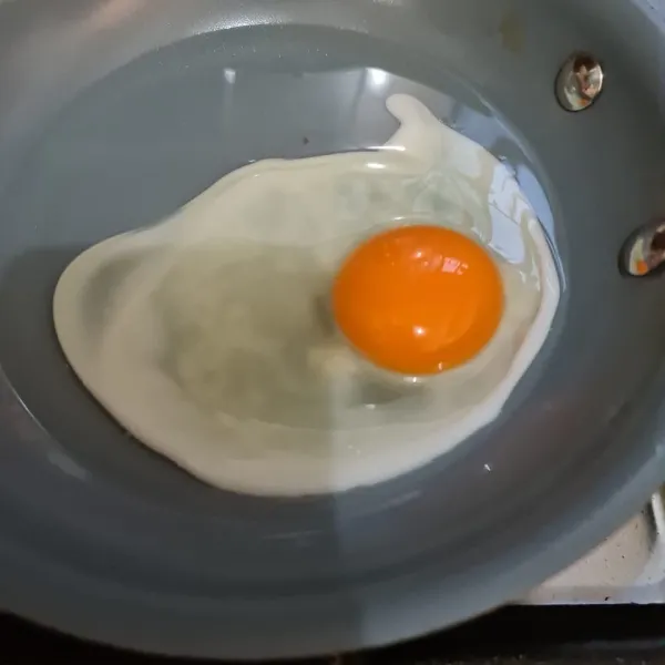 Masak telur ceplok setengah matang. Sajikan bersama mie.