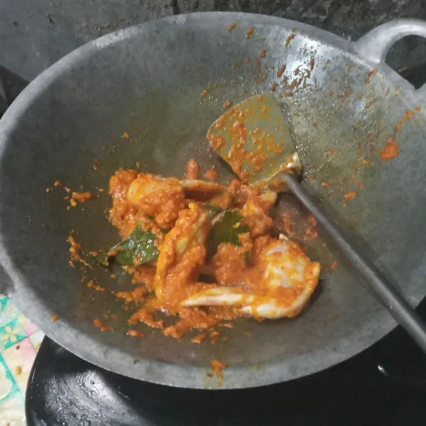 Masukkan ayam, aduk-aduk hingga ayam berubah warna.