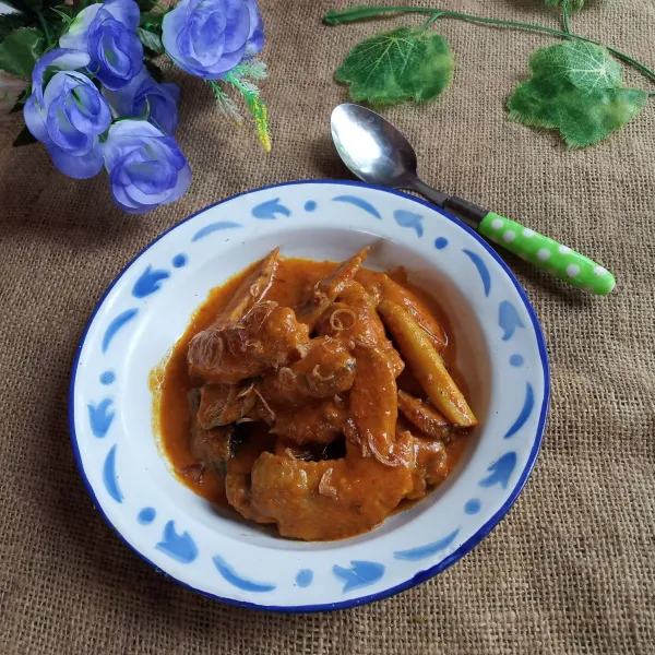 Pindahkan ke piring saji. Hidangkan dengan taburan bawang goreng.