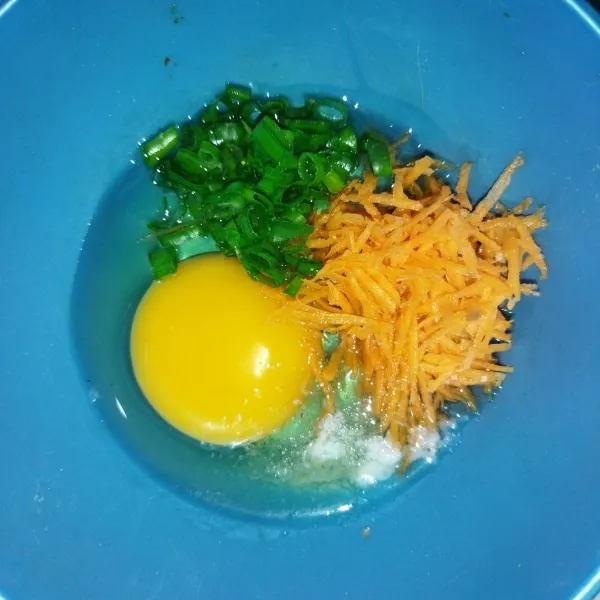 Siapkan 2 buah mangkuk kecil, tiap satu mangkuk berisi 1 butir telur, 1 sdm wortel parut, 1 sdt irisan daun bawang, garam dan secukupnya kaldu jamur.